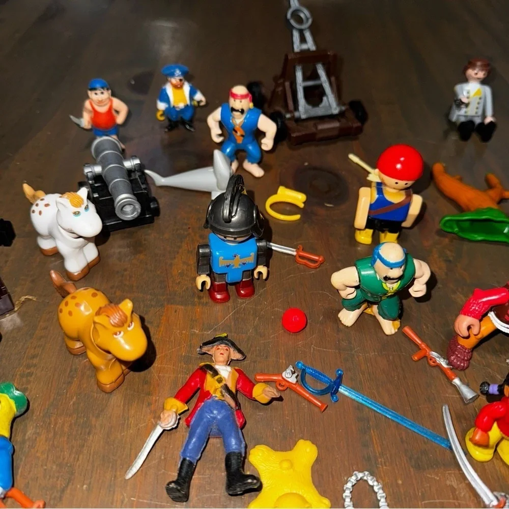 Mixed Lot Of Vtg Native American Toy Figures & Pirate Toy Figures + Accessories